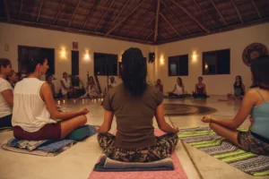 image d'un groupe de personne pratiquant la meditation pour leur transformation spirituelle
