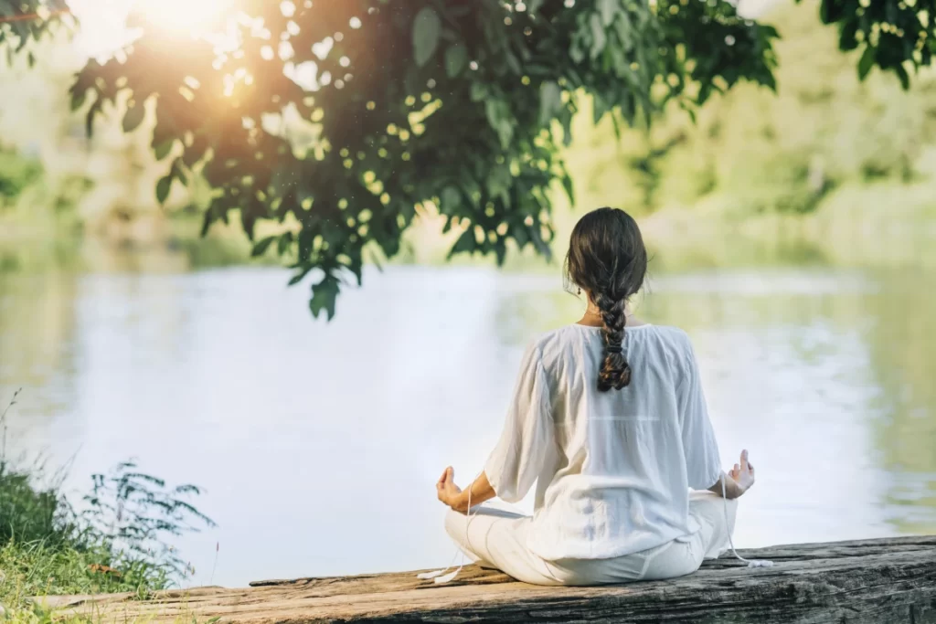 Jeune femme participe a une Retraite de yoga.