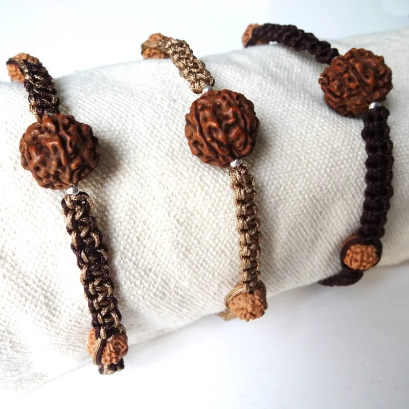 Bracelet tressé Sadhana avec authentiques rudraksha 5 faces du Népal