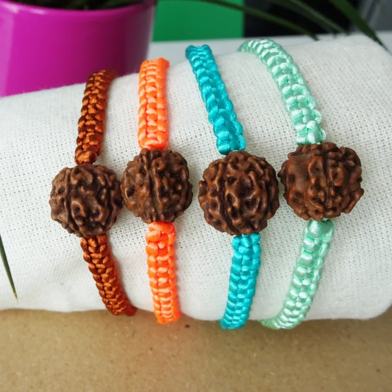 bracelet éveil spirituel pour la concentration et la sagesse avec rudraksha cinq faces du népal et fil de satin tressé