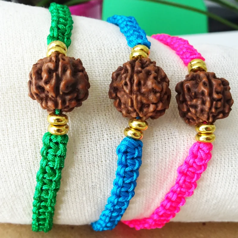 Bracelet Lotus doré, avec rudraksha pour apporter la beauté et la prospérité dans votre vie