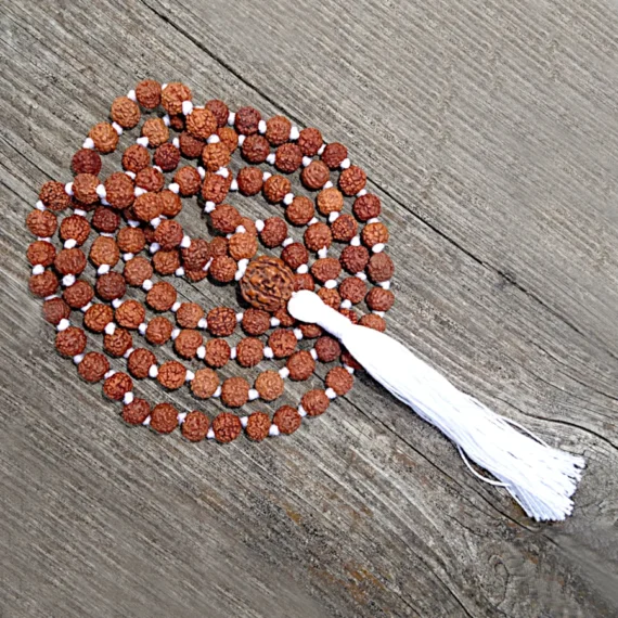 Collier Mala de méditation Sathya avec 108 perles Rudraksha et pompon blanc