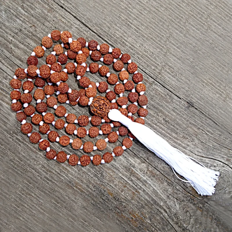 Collier Mala de méditation Sathya avec 108 perles Rudraksha et pompon blanc