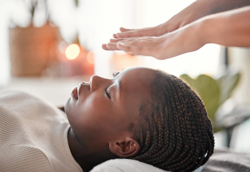 femme llongée au spa pour une seance de reiki