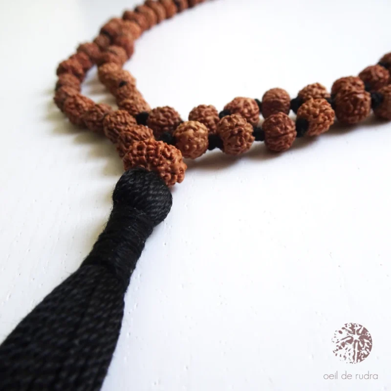 mala de protection en graines de rudraksha avec perle gourou à 8 faces