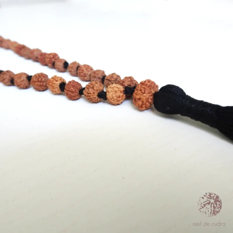 mala de rudraksha pour la protection avec perle guru symbole de ganesh