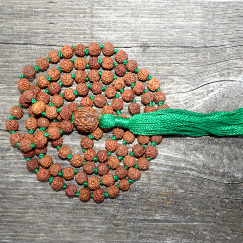 Collier Mala Karuna en rudrakshas à 5 faces avec 108 graines naturelles de 7 mm, pompon vert symbolisant l'harmonie, la croissance spirituelle et la compassion