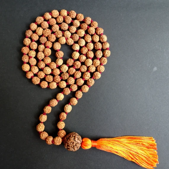 Collier Mala de méditation en rudraksha avec fil bordeaux et pompon orange pour les pratiques de yoga