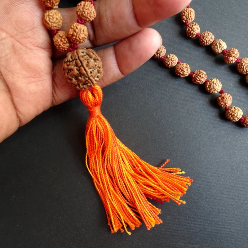 Collier Mala de méditation Yoga entre les doigts et perle du guru