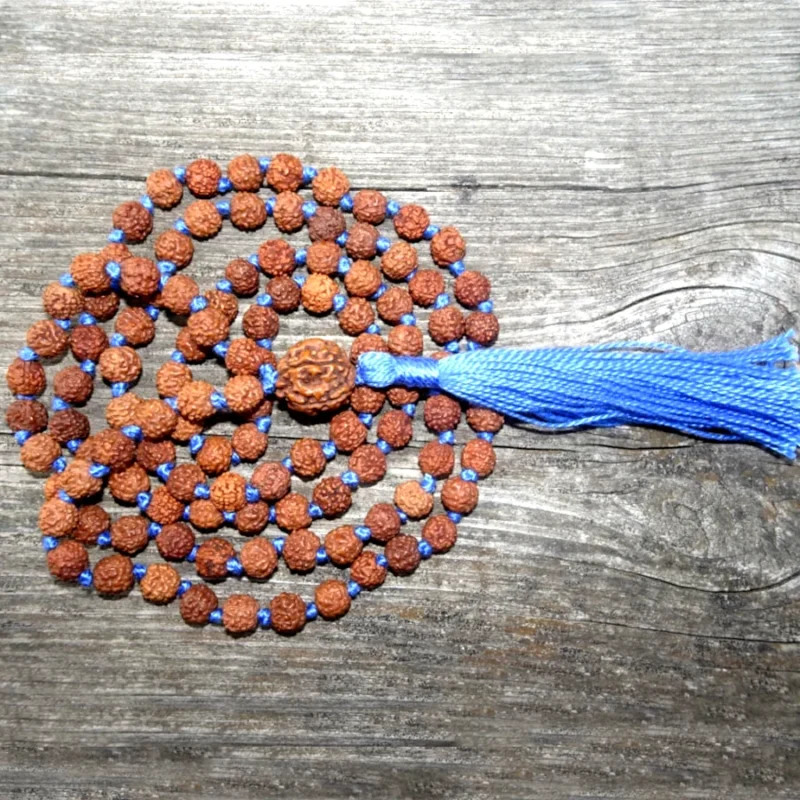 Mala Hare Krishna de protection divine avec 108 perles de rudraksha à 5 faces et un pompon bleu, favorisant la paix et l'équilibre spirituel