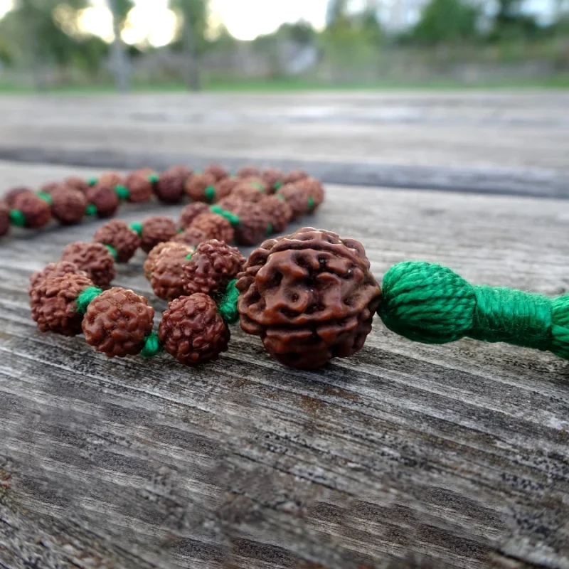 gros plan Collier Mala de Meditation Karuna